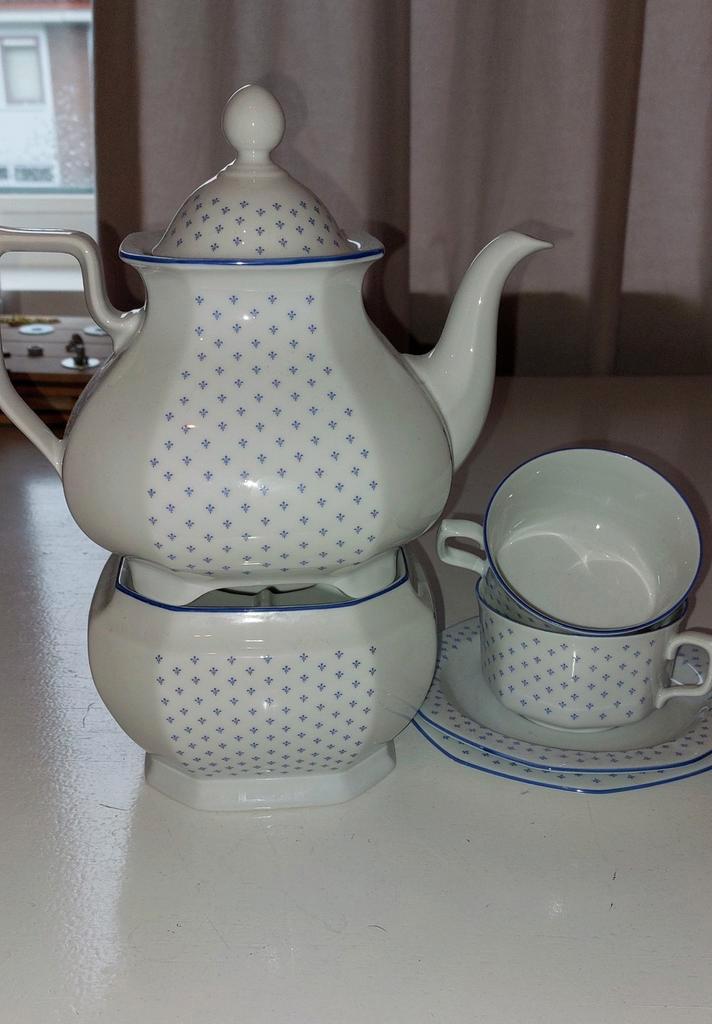 Douwe Egberts Aurelia Theepot en 2 kopjes - Fleur de Lis, Huis en Inrichting, Keuken | Servies, Zo goed als nieuw, Overige typen