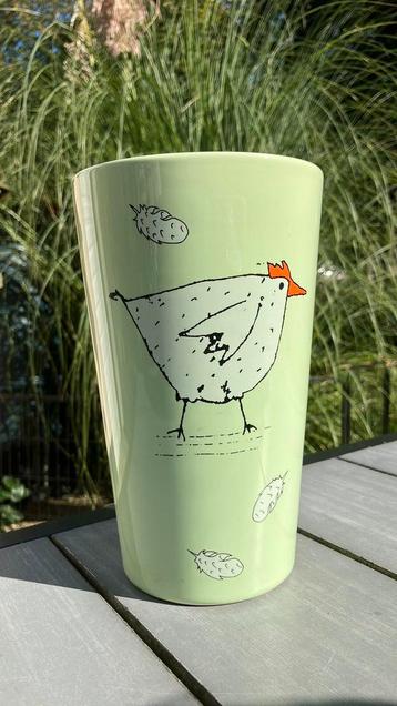 Tapse vaas met kip-decor op zachtgroene achtergrond. beschikbaar voor biedingen