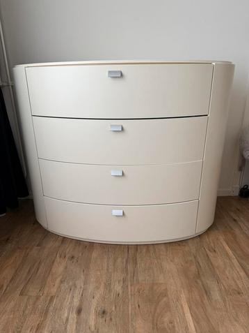 Ovale Kast met 4 Lades - Stijlvol en Praktisch! beschikbaar voor biedingen