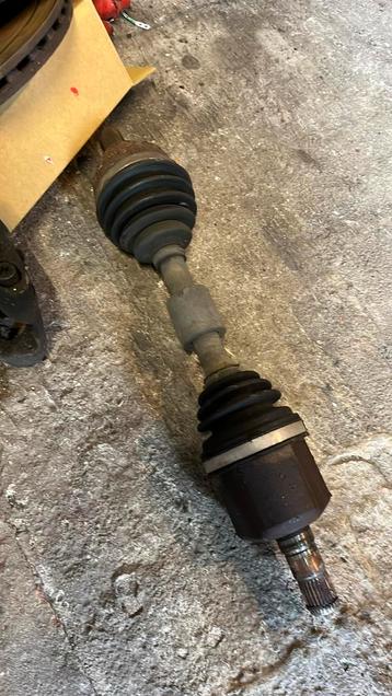 Aandrijfas links volvo v50 2.5 t5 beschikbaar voor biedingen