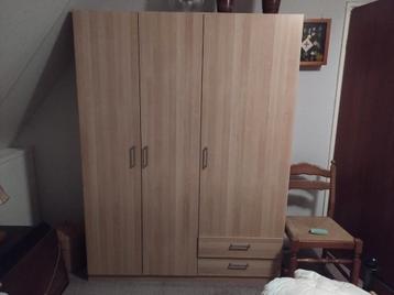 Grote houten kledingkast met deuren en lades beschikbaar voor biedingen