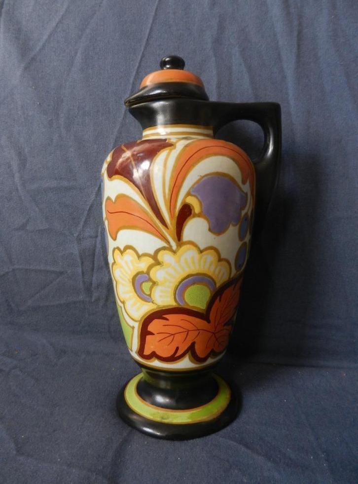 Plateel kan / kruik met bloemdecor De Iris uit Gouda h. 22,2, Antiek en Kunst, Antiek | Keramiek en Aardewerk, Ophalen of Verzenden