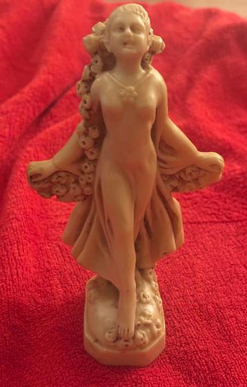 Prachtig Art Deco vrouwenbeeldje met bloemen – 16 cm beschikbaar voor biedingen