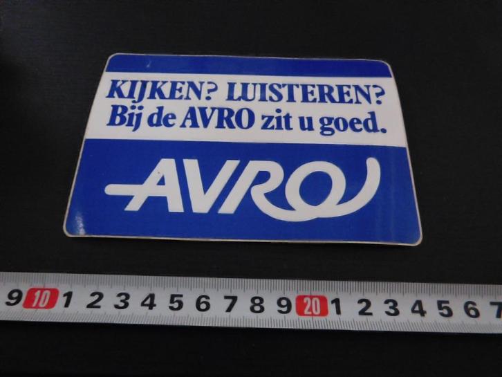 sticker Omroep AVRO Kijken? Luisteren? Bij de avro zit je g, Verzamelen, Stickers, Zo goed als nieuw, Ophalen