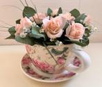 Vintage kunststof boeket met rozen in grote kop en schotel, Ophalen of Verzenden, Zo goed als nieuw, Binnen