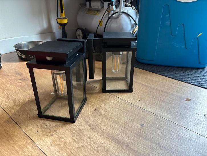 2 Nette Buitenlampen: 1 met Sensor, 1 Zonder, Tuin en Terras, Buitenverlichting, Zo goed als nieuw, Wandlamp, Overige materialen