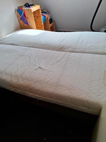 Boxspring grijs met 2 matrassen beschikbaar voor biedingen