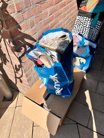 Diverse dames kleding schoenen en meisjeskleding beschikbaar voor biedingen