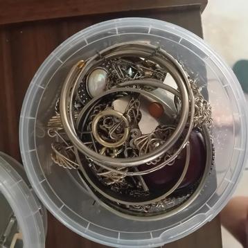 4 bakjes vol met sieraden beschikbaar voor biedingen