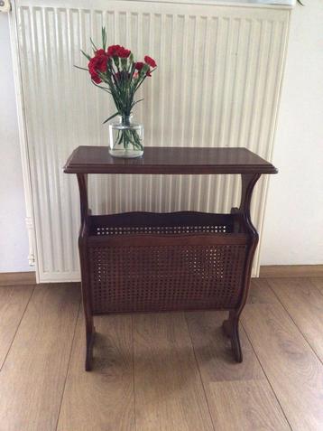 Vintage Krantenbak Bijzettafel beschikbaar voor biedingen