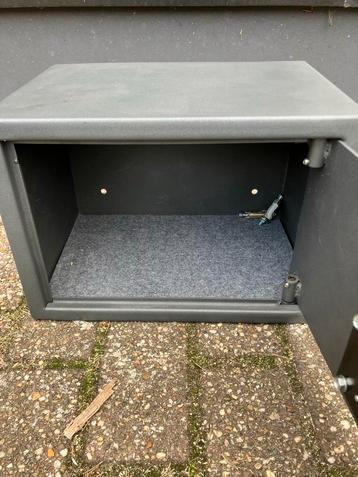 Metalen Kluisje met Sleutels beschikbaar voor biedingen