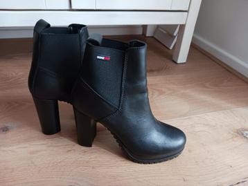 Tommy Hilfiger zwart leren enkellaarsjes hoge hakken beschikbaar voor biedingen