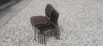 Bruine stoffen stapelbare kantoorstoelen. GRATIS.