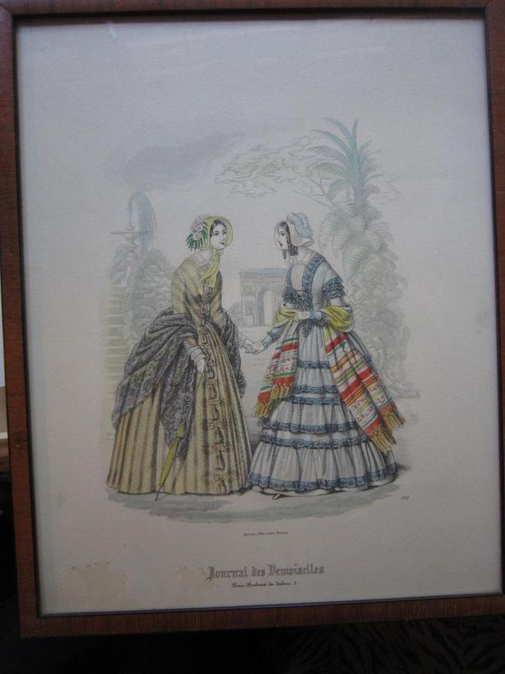 2 Franse Modeprenten in lijstjes Journal de Moiselles, Verzamelen, Foto's en Prenten, Gebruikt, Klederdracht, Voor 1940, Ophalen