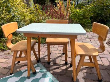 Originele retro kleuterschool tafel met stoeltjes beschikbaar voor biedingen