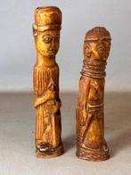 250966 Afrikaans Yoruba couple gesneden uit bot uit Nigeria, Antiek en Kunst, Kunst | Niet-Westerse kunst, Ophalen of Verzenden