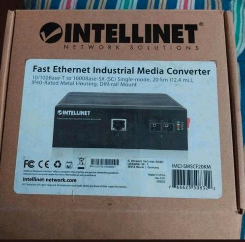 Intellinet 508322 fast ethernet converter (NIEUW)., Computers en Software, Netwerk switches, Nieuw, Ophalen of Verzenden