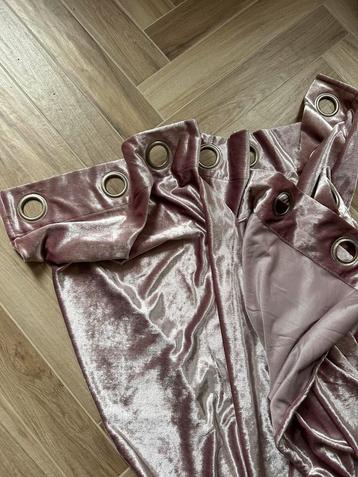 Twee lila roze velous gordijmen met ringen beschikbaar voor biedingen