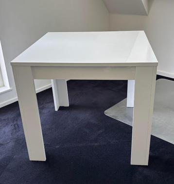 Nette vierkante witte tafel beschikbaar voor biedingen