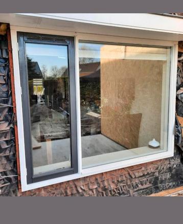 Hardhouten kozijn met dubbelglas en uitzetraam beschikbaar voor biedingen