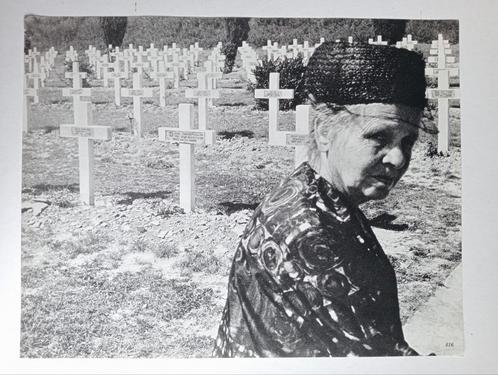 Fotogravure Vrouw op een Oorlogskerkhof, Verzamelen, Foto's en Prenten, Ophalen of Verzenden