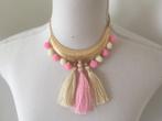 Fabulous roze witte pompons ketting en oorbellen set, Nieuw, Goud, Overige materialen, Verzenden