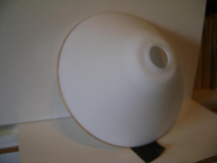 Melkwitte glazen lampenkap met gouden bies(zie omschrijving), Huis en Inrichting, Lampen | Lampenkappen, Zo goed als nieuw, Minder dan 25 cm