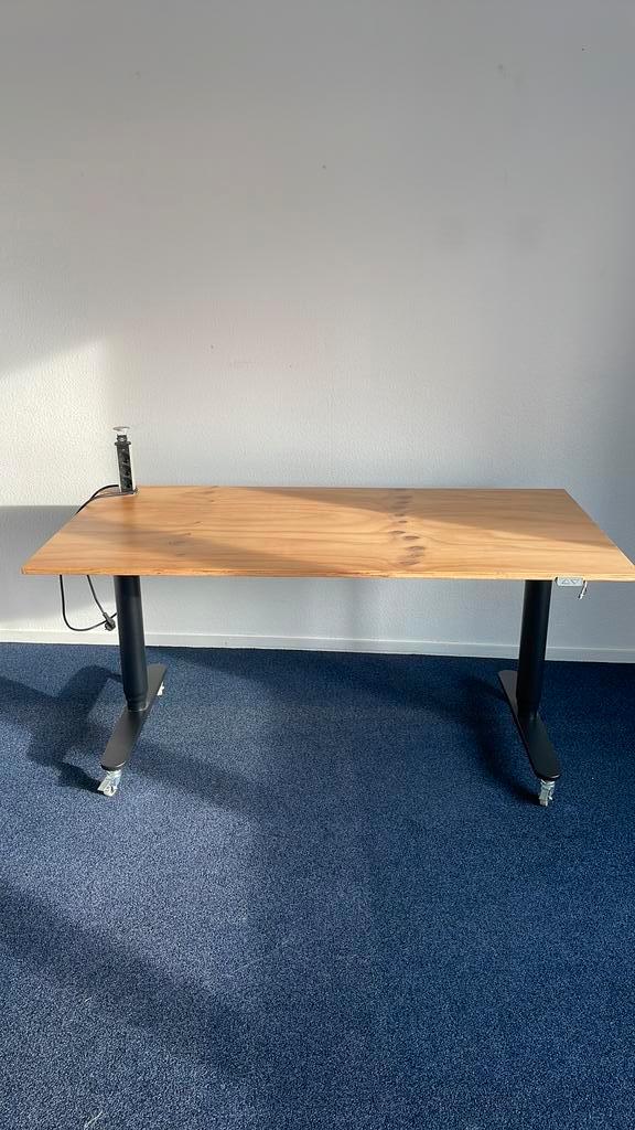 Ikea Bekant zit-sta bureau, eletrisch verstelbaar, 4 stuks, Huis en Inrichting, Bureaus, Zo goed als nieuw, Stabureau, Elektrisch