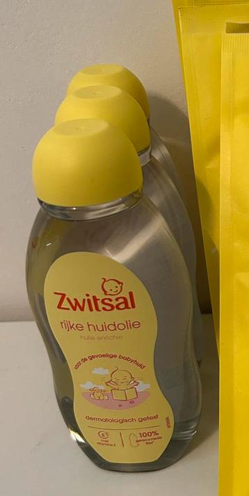 Flesjes Zwitsal baby olie beschikbaar voor biedingen