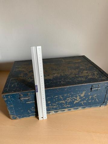 Oude koffer beschikbaar voor biedingen