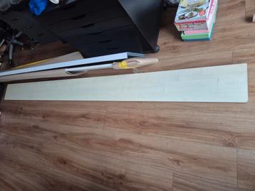 Lange vensterbank van 280 cm bij 23 cm beschikbaar voor biedingen