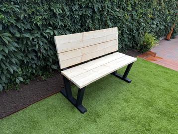 Nieuwe tuinbank van hout en zwart houten poten. 120x54x87 beschikbaar voor biedingen