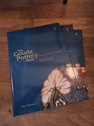 Ron Tosman Gouda Pottery Book Jugendstil Keramiek beschikbaar voor biedingen