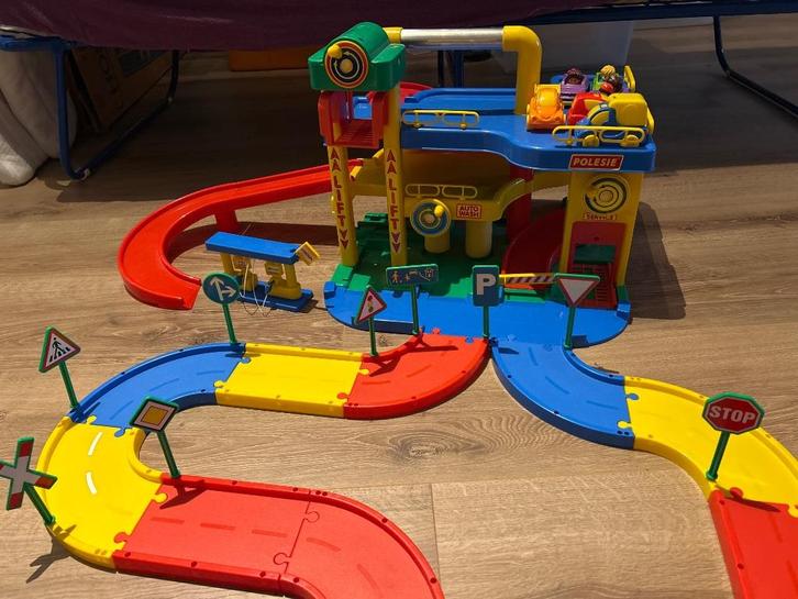 Speelgoed autogarage, Kinderen en Baby's, Speelgoed | Racebanen, Zo goed als nieuw, Handmatig, Overige merken, Zelf te bouwen
