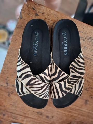 van zebrahuid slippers. beschikbaar voor biedingen