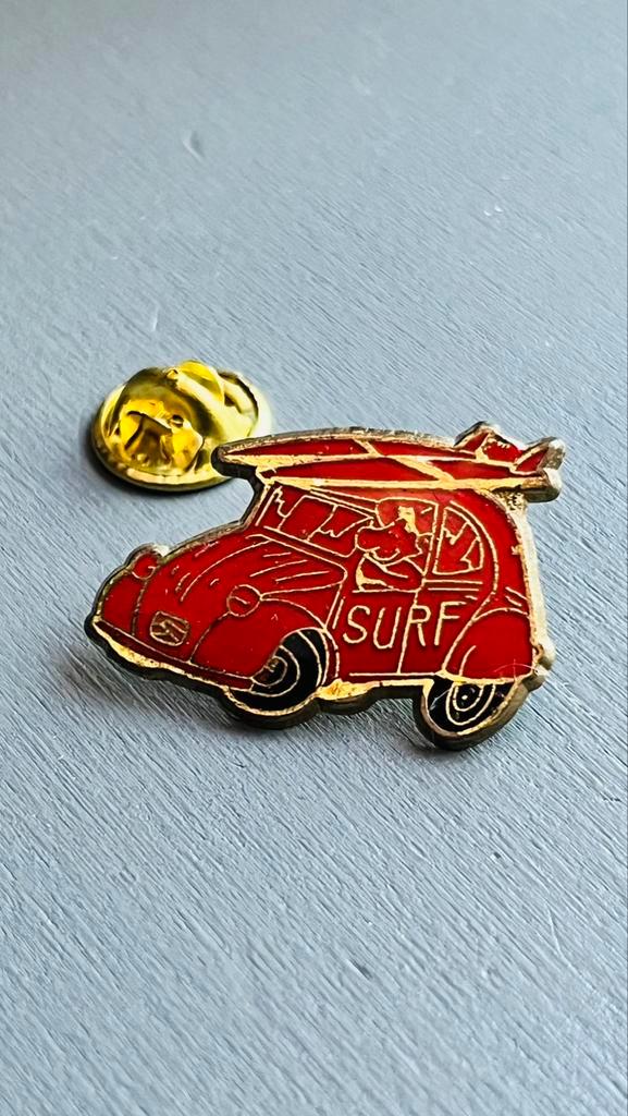 Citroën / lelelijke eend pin - Surf, Verzamelen, Speldjes, Pins en Buttons, Zo goed als nieuw, Ophalen of Verzenden