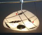 60 jaren melkwit hang lamp met zwarte veer motief rode stip, Huis en Inrichting, Lampen | Hanglampen, Gebruikt, Vintage, 50 tot 75 cm