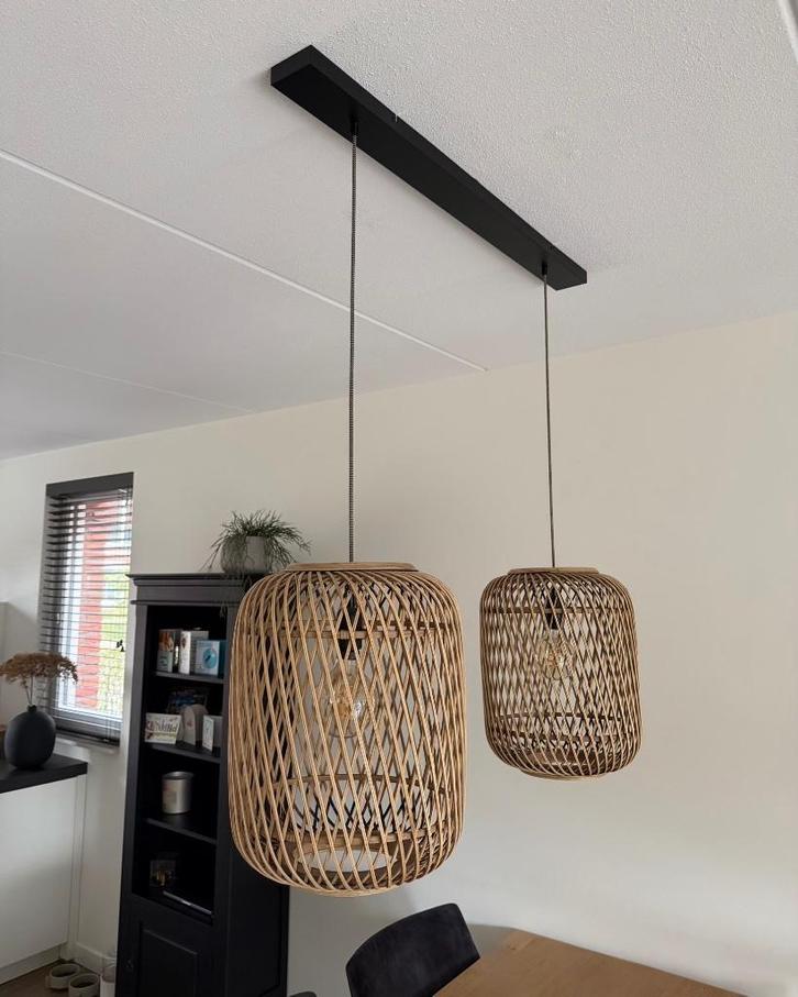 Twee rieten hanglampen met een zwarte metalen plafondplaat., Huis en Inrichting, Lampen | Hanglampen, Zo goed als nieuw, 50 tot 75 cm