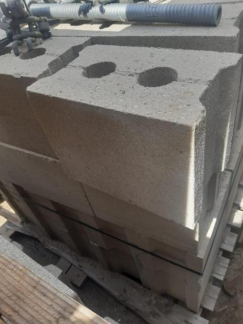 Betonblokken +- 1400 stuks op pallet, Doe-het-zelf en Verbouw, Metselstenen, Nieuw, Beton, Ophalen