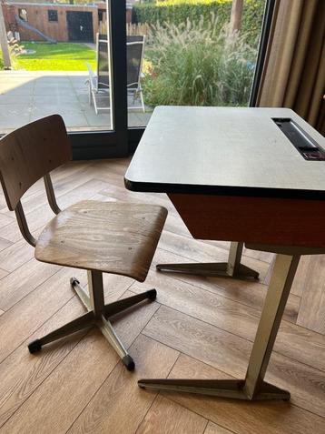 Oude schoolbankje met stoel kinderen  beschikbaar voor biedingen