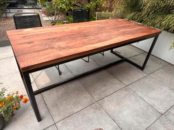Eetkamertafel mangohout beschikbaar voor biedingen