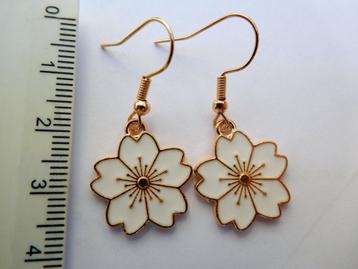 Witte bloem oorhangers (H56142) beschikbaar voor biedingen