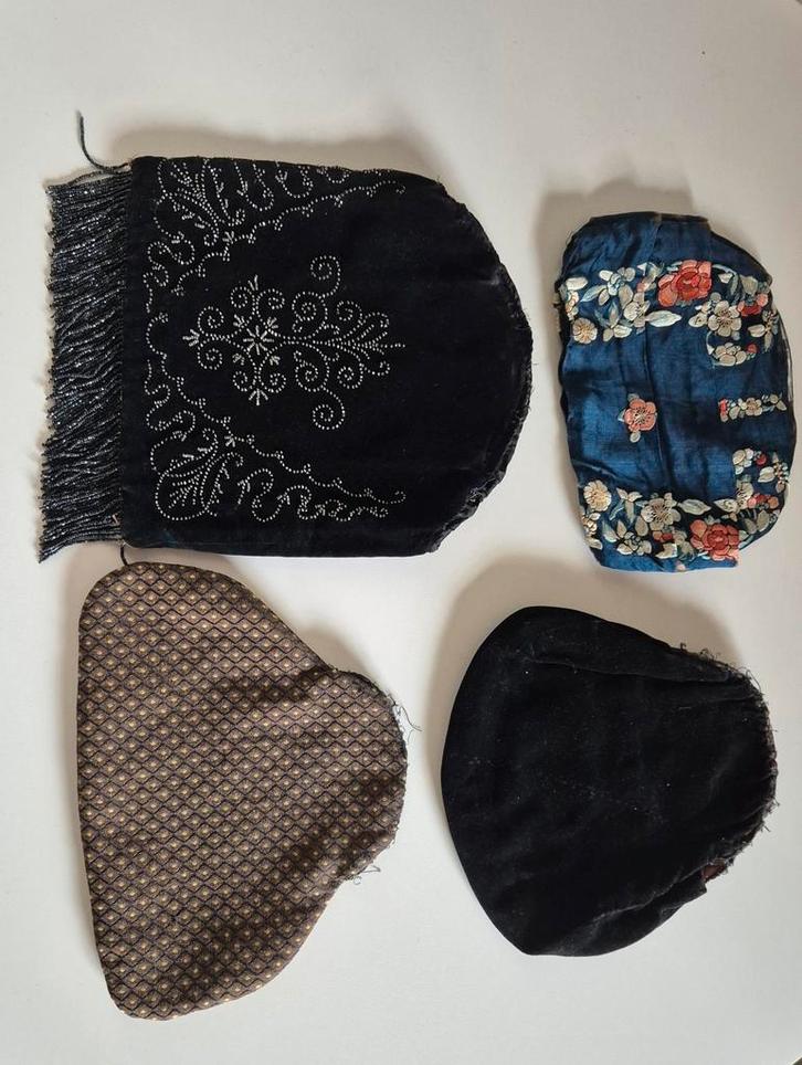 Set van 4 oude tasjes afkomstig van tasbeugels, Antiek en Kunst, Curiosa en Brocante, Ophalen of Verzenden
