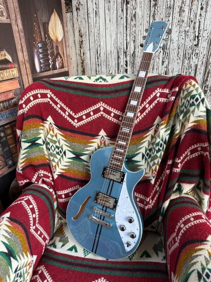 Hartwood Speedway Elektrische Gitaar, Blue Suede, Muziek en Instrumenten, Snaarinstrumenten | Gitaren | Elektrisch, Nieuw, Semi-solid body