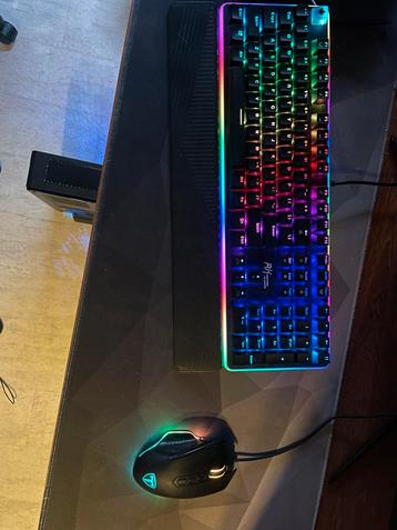 Monitor, keyboard en muis beschikbaar voor biedingen