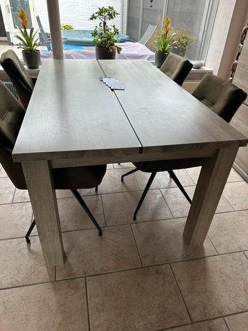 LAATSTE KANS MOET WEG Stevige eettafel met dikke poten beschikbaar voor biedingen