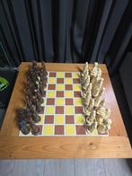 Schaaktafel met handgemaakte stukken, Hobby en Vrije tijd, Gezelschapsspellen | Bordspellen, Een of twee spelers, Ophalen of Verzenden