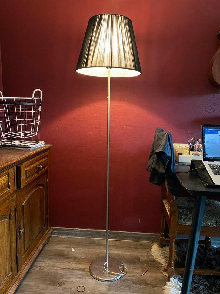 Staande Lamp met Zwarte Kap, Huis en Inrichting, Lampen | Vloerlampen, Gebruikt, 150 tot 200 cm, Metaal, Ophalen