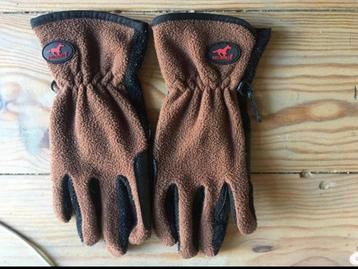 Mooie bruine handschoentjes beschikbaar voor biedingen