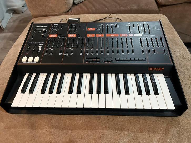 Behringer Odyssey synthesizer (ARP Odyssey clone/kloon), Muziek en Instrumenten, Synthesizers, Zo goed als nieuw, Overige aantallen
